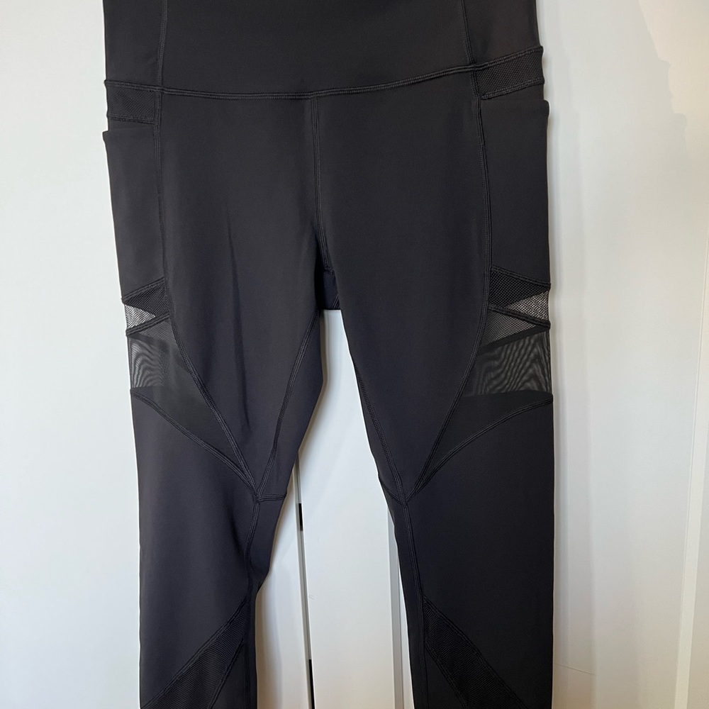 Lululemon Mesh in Motion crop leggings 23” size 8/10